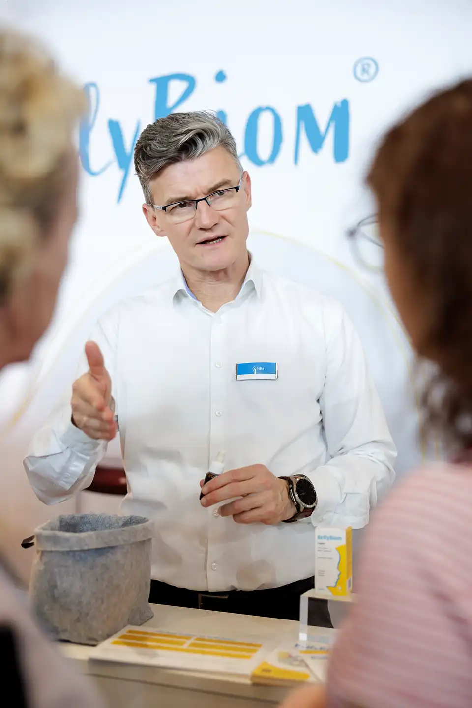 fotograf-ausstellung-events-bonn Aussteller im Gespräch. Event Foto aus Bonn.