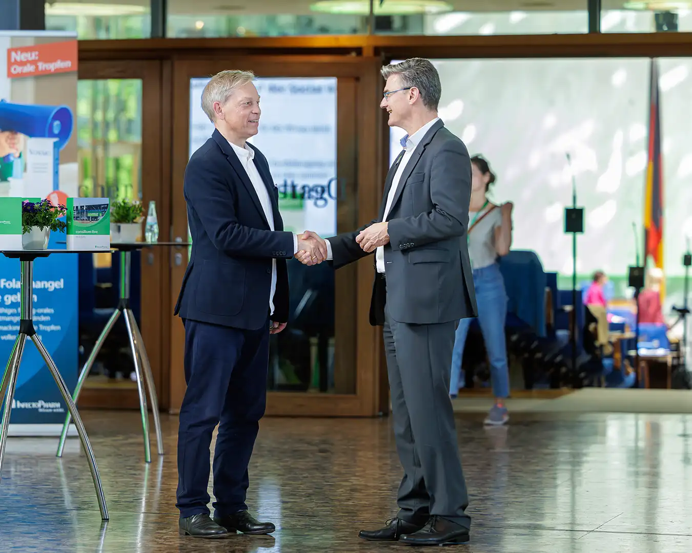fotograf-dokumentation-wccb-bonn Zwei Teilnehmer des Kongresses im WCC Bonn begrüßen sich.