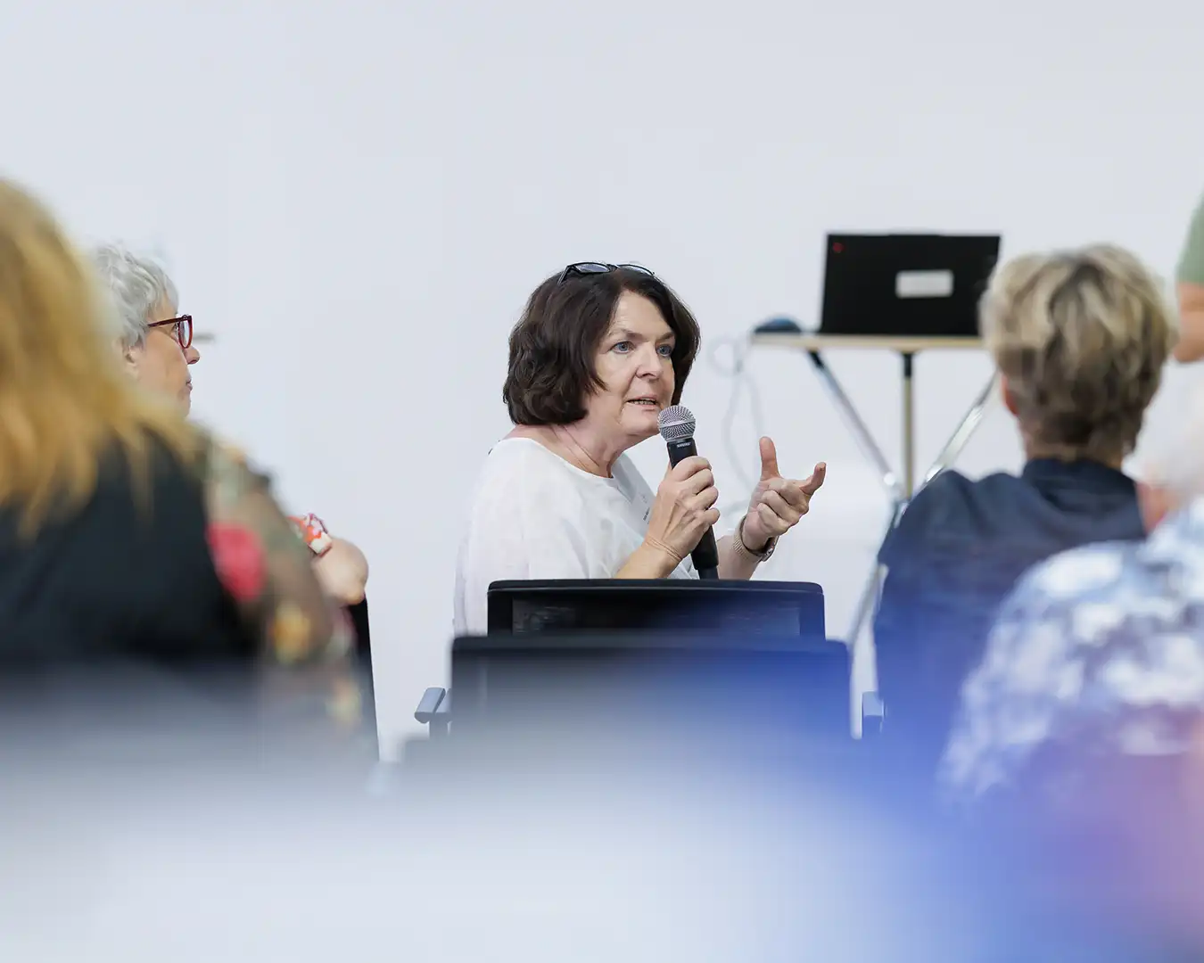 fotograf-fotodokumentation-nrw Eine Frau stellt eine Frage. Ein Bild aus einer Foto Dokumentation.