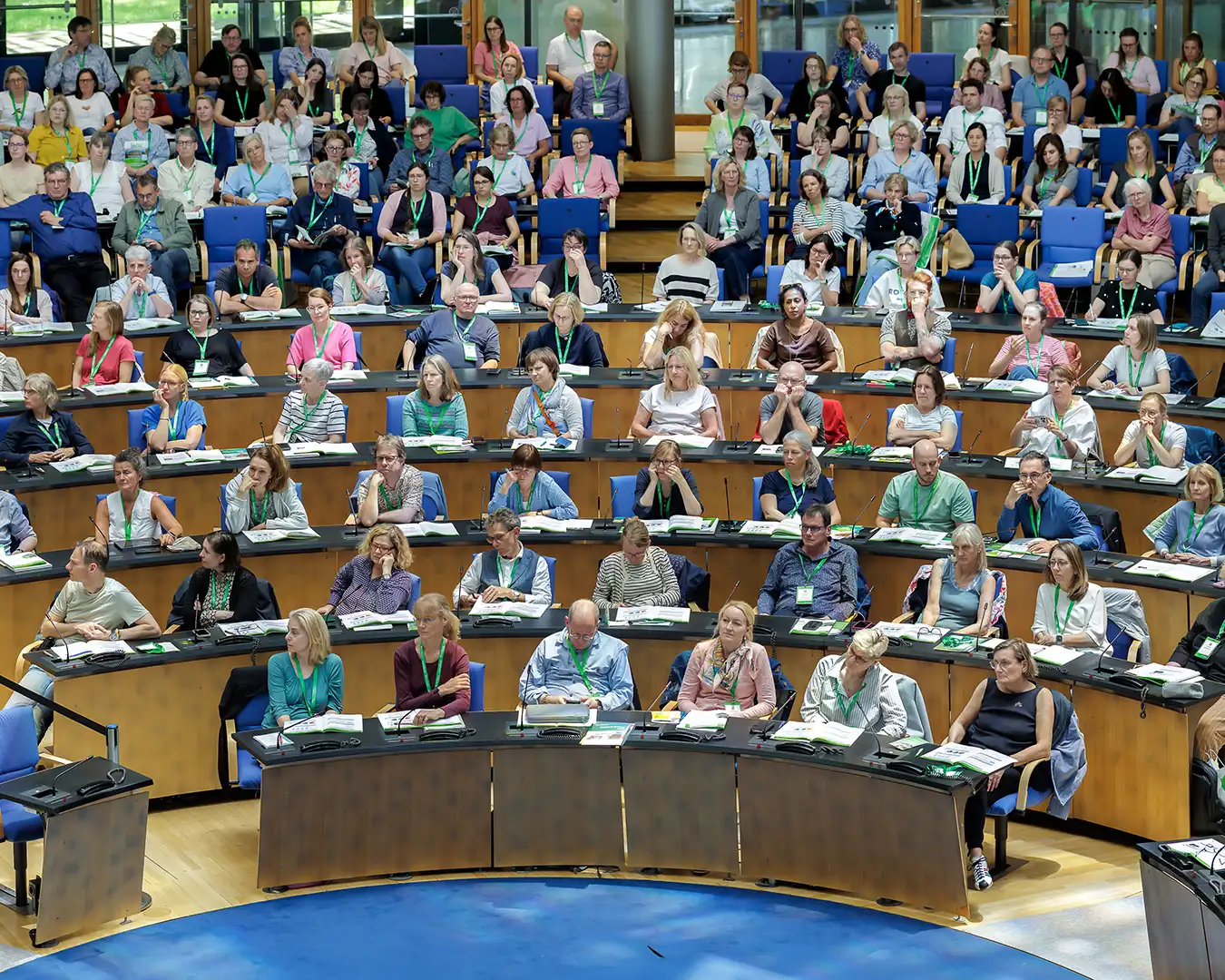 fotograf-reportagen-wccb-bonn Fotoreportage aus Bonn. Bild von Teilnehmer auf den Sitzen der ehmaligen Abgeordneten im früheren Bundestag.