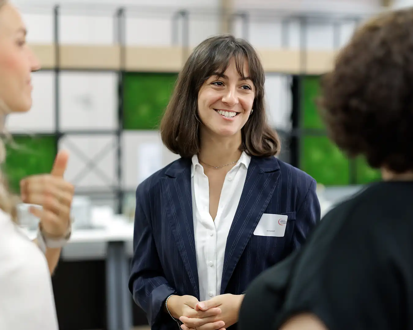 fotografen-professionelle-eventfotografie-koeln Die Teilnehmer der Tagung tauschen sich in der Pause aus. Professionelle Eventfotografie einer Tagung in Köln.