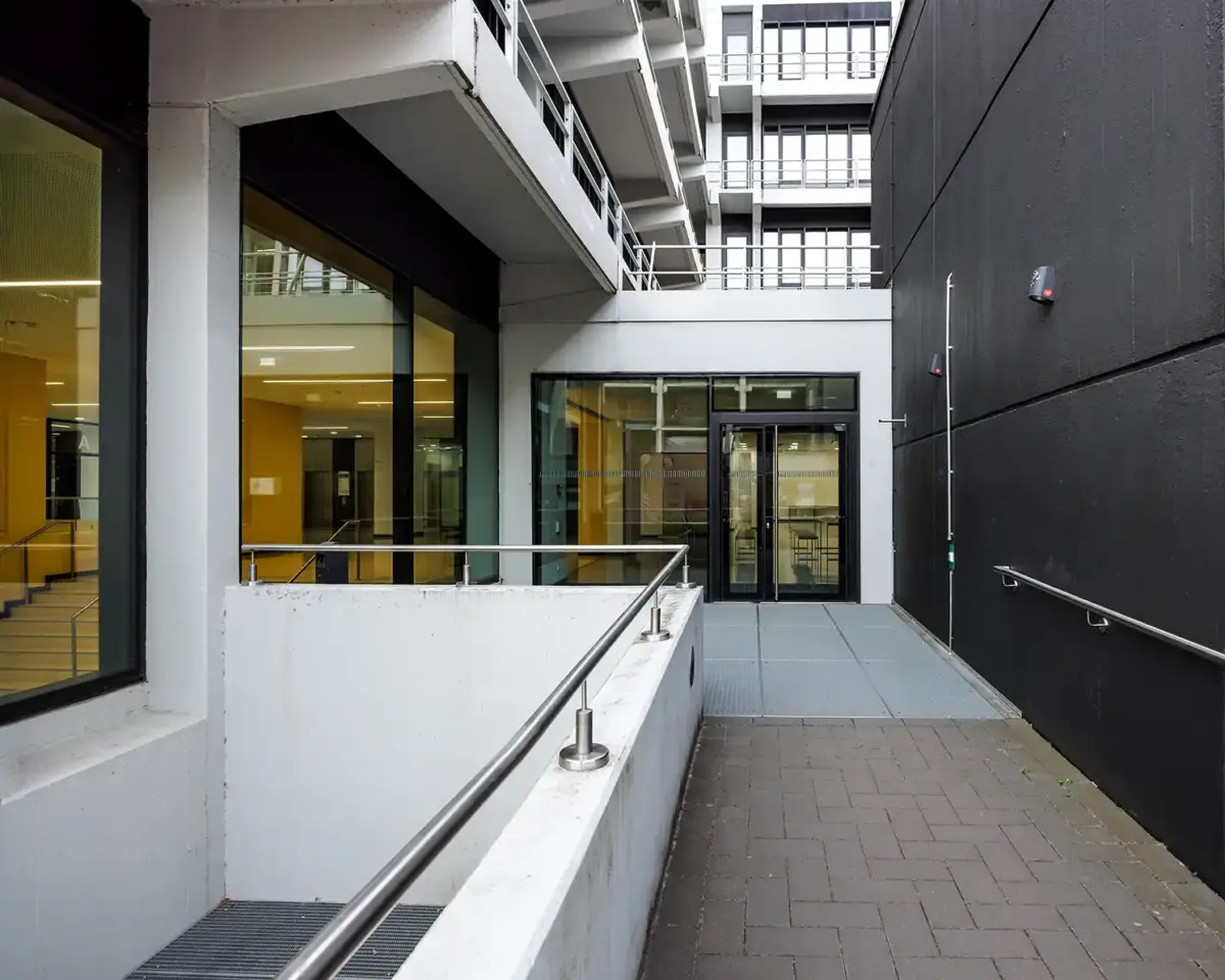Der Eingang des Gebäudes. Architektur Fotografie in Düsseldorf.