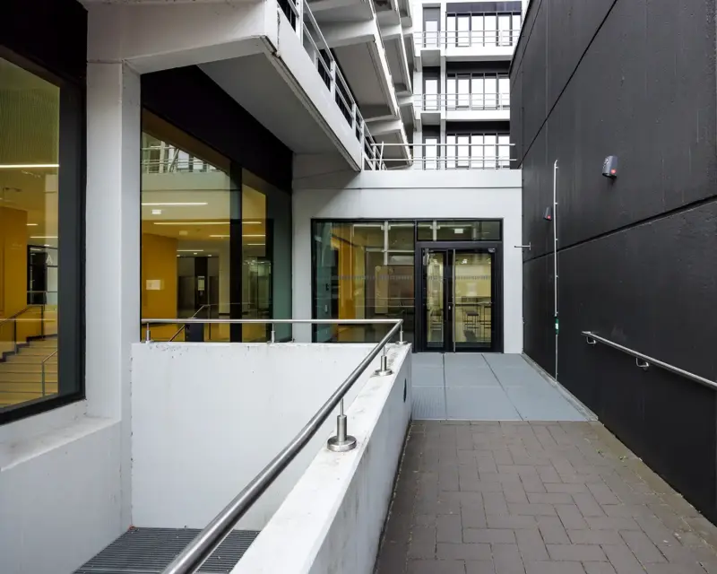 Der Eingang des Gebäudes. Architektur Fotografie in Düsseldorf.