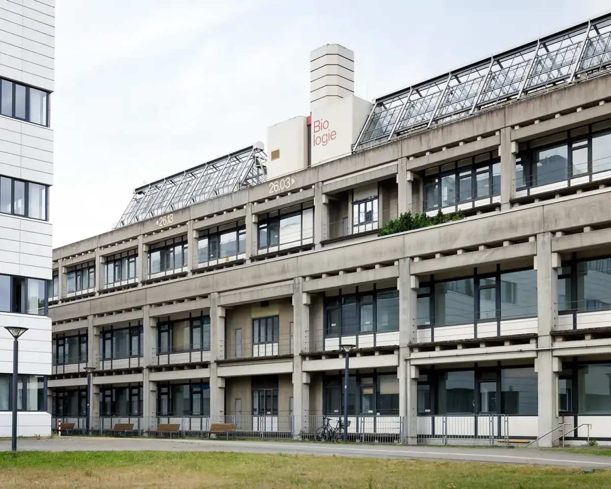 Das Biologie Gebäude der HHU in Düsseldorf. Architekturfotografie: Dirk Baumbach.