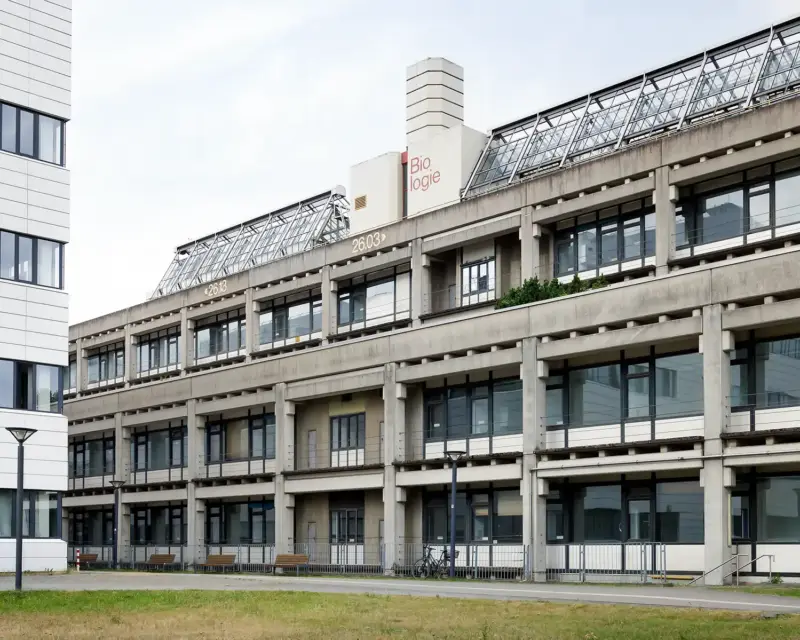 Das Biologie Gebäude der HHU in Düsseldorf. Architekturfotografie: Dirk Baumbach.