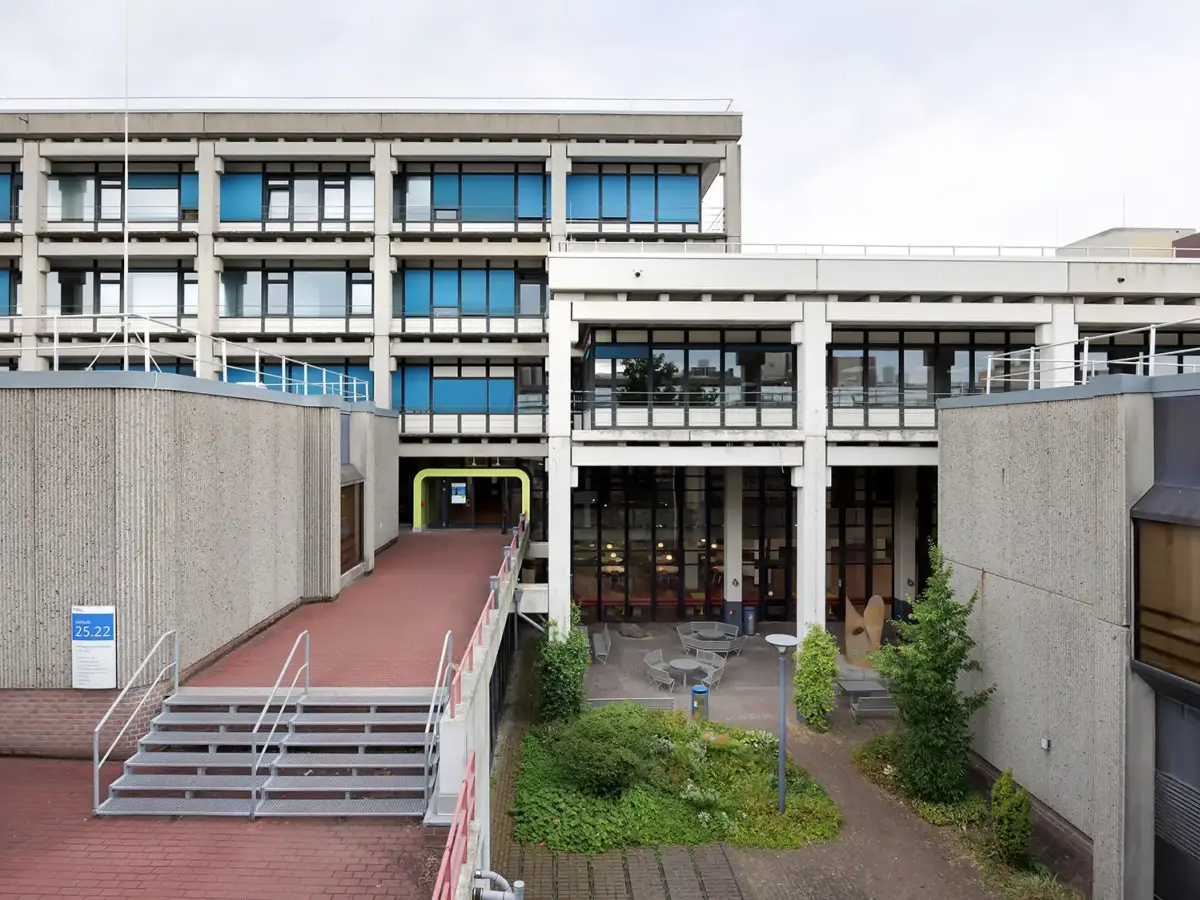 Architekturfotografie mit Hochstativ. Sie sehen eine Stativ-Aufnahme (kein Drohnenfoto) des Architekturfotografen Dirk Baumbach. Es handelt sich um ein Gebäude auf dem Geländer der HHU in Düsseldorf.