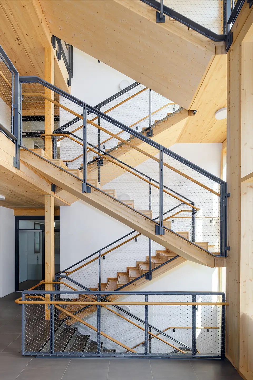 holz-treppe-olpe-architekturfoto Die neue Holztreppe. Architekturfotografie Baumbach. Aufgenommen im Jahr 2026 in Olpe.