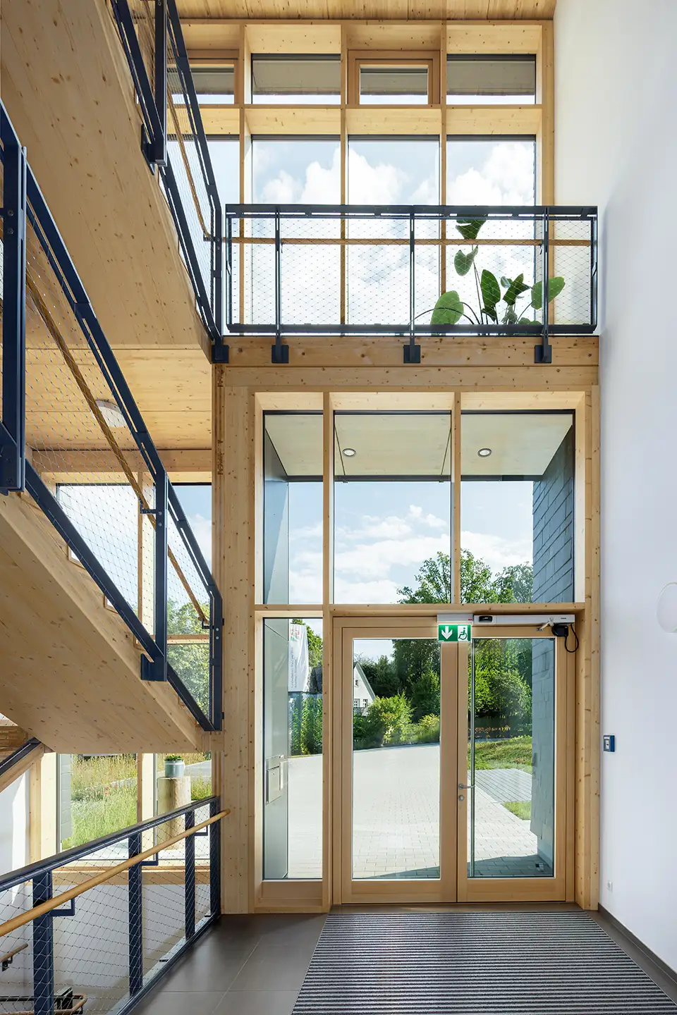 holzbau-olpe-architektur-foto Architekturfoto des Fotografen für Immobilienfotografie in Olpe. Die Innenaufnahme zeigt den Holzbau im Eingangsbereich.