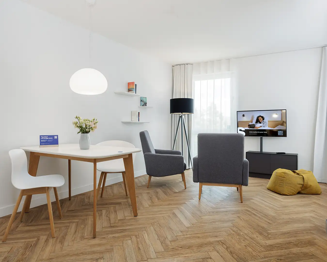 interior-hotelfotograf-02 Kleine Suite im Business Hotel. Ein Hotelfoto des Architektur- und Interiorfotografen.