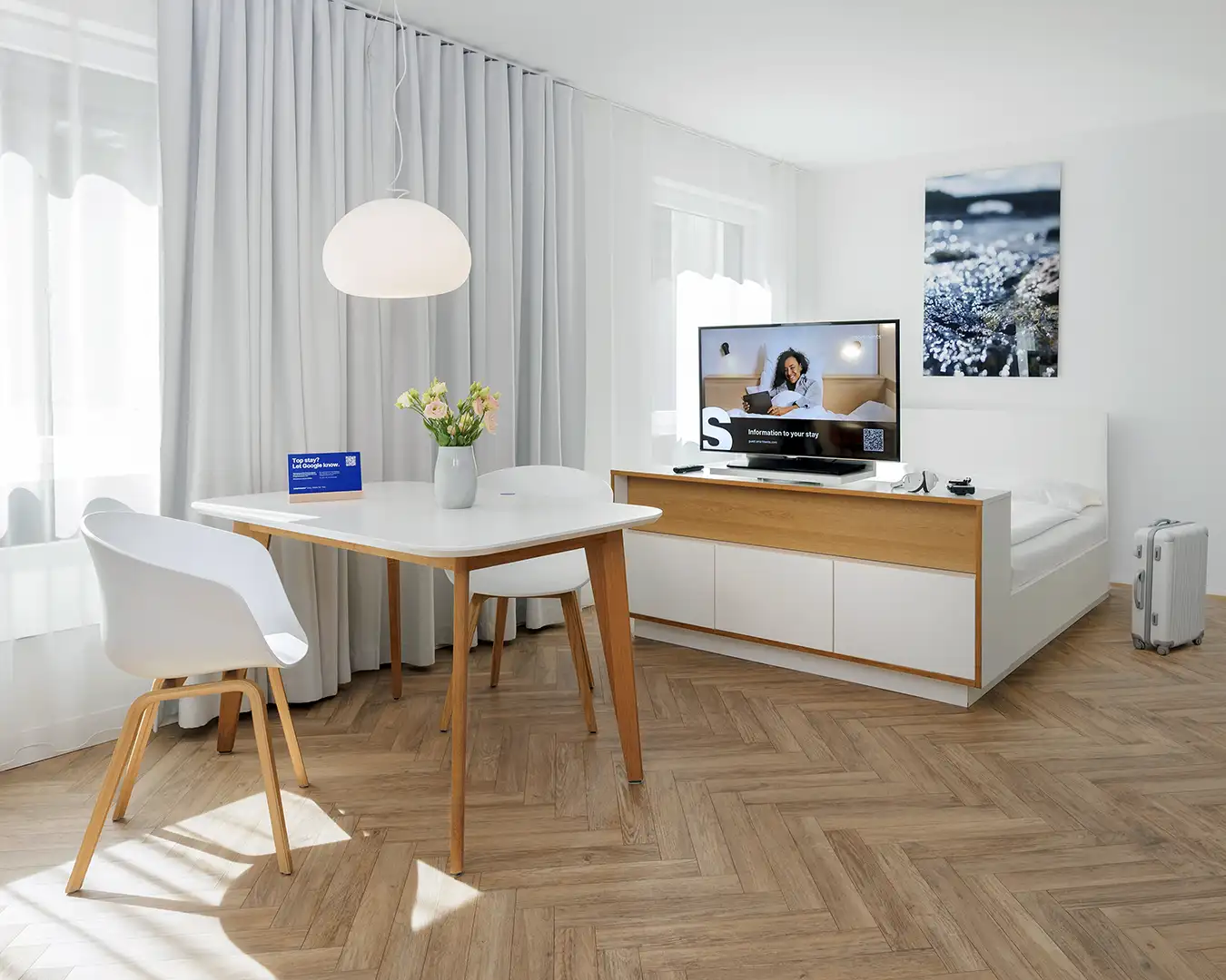 interior-hotelfotograf-06 Ein modernes Hotelzinmer. Fotografie für Business Hotel SMARTments. Copyright: Hotelfotograf Dirk Baumbach.