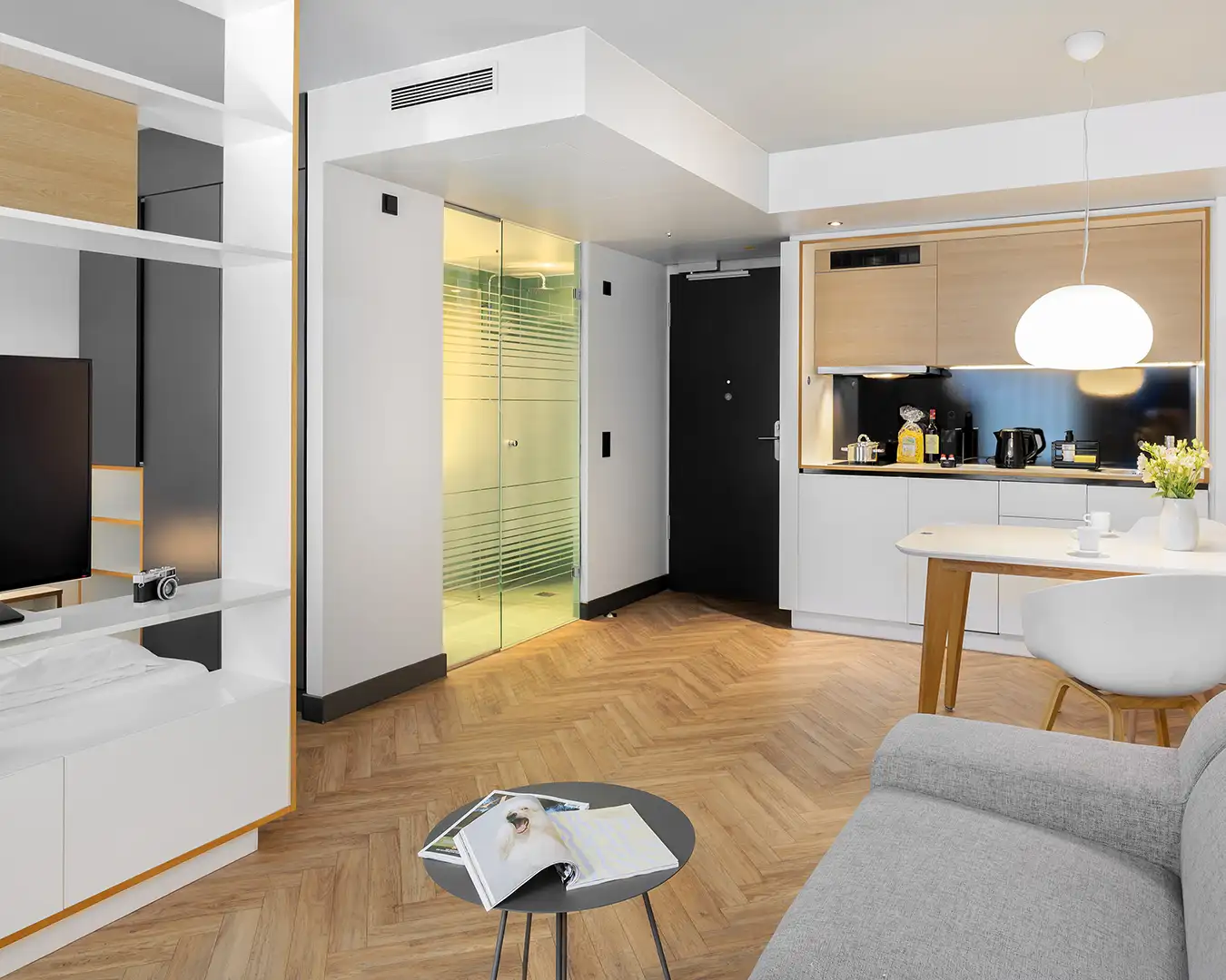 interior-hotelfotograf-07 Eine weitere Perspektive des Hotelzimmers mit Küchenzeile.