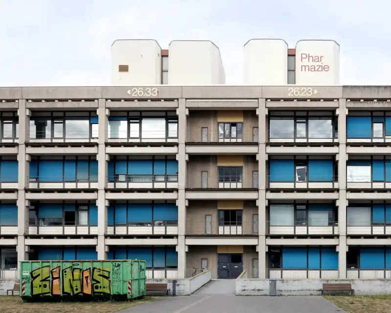 Das Universitäts-Gebäude der Pharmazie in Düsseldorf. Architekturfotografie Baumbach.