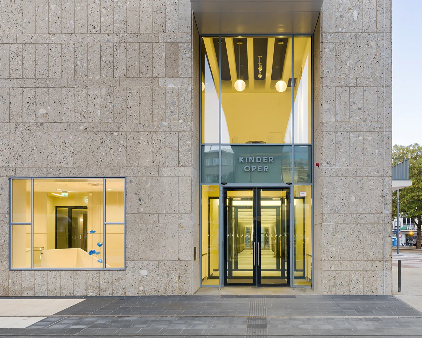 Architekturfotografie der Kinderoper in Köln Der Eingang der Kinder Oper in Köln.