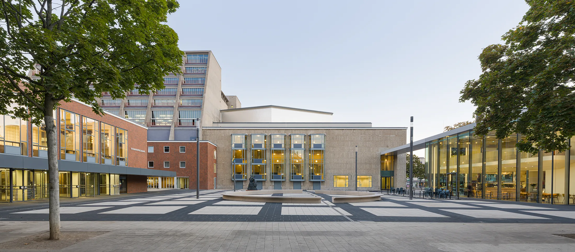 Architekturfotografie am Opernplatz in Köln Der Opernplatz in Köln mit Opernhaus und Schauspielhaus.