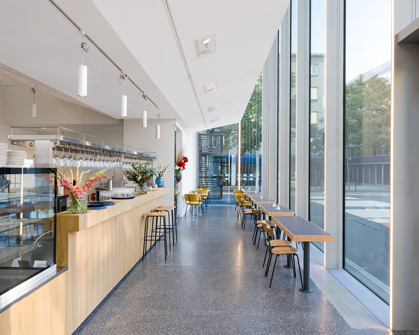 Innenarchitektur Fotos des Restaurants Restaurant mit großen Fensterflächen. Architektur Fotograf für Restaurants und Kantinen.
