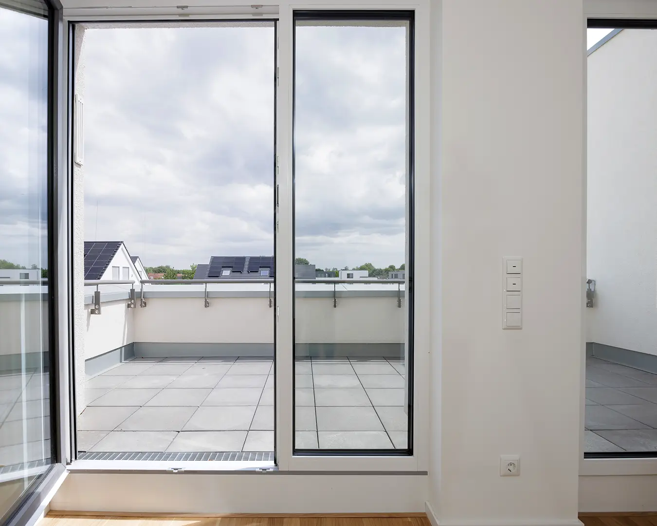 Fotos für Marketing und Hausverkauf Ausblick vom Balkon. Ein Foto, aufgenommen im Obergeschoss des Einfamilienhauses.