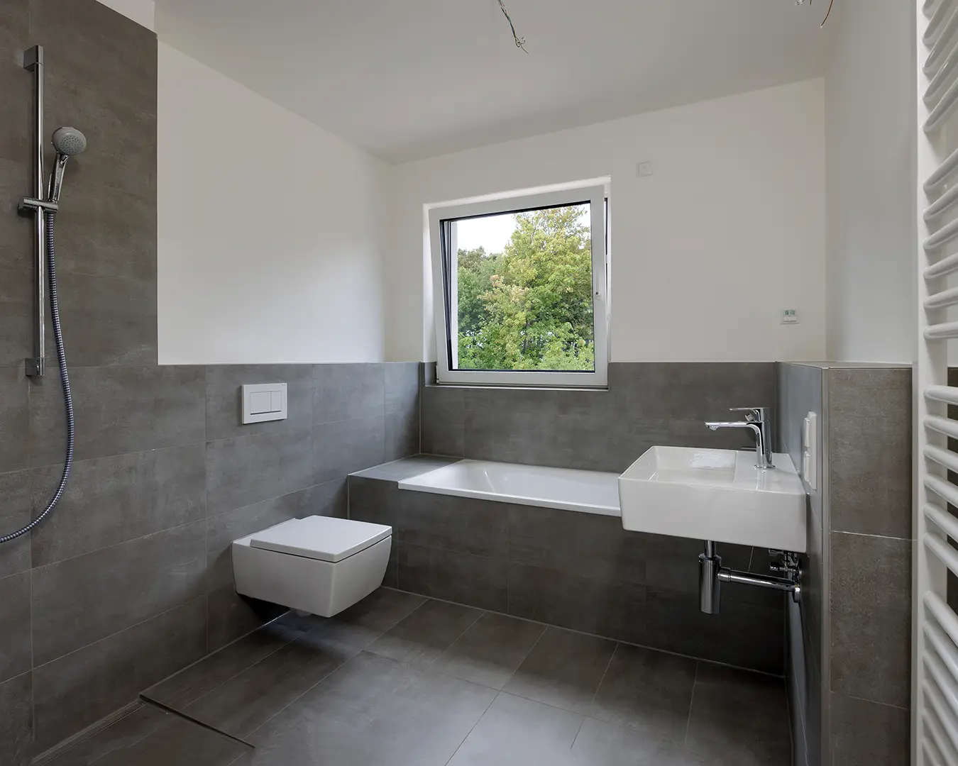 Fotos für den Haus Verkauf Das saniertes Badzimmer. Fotografie für den Verkauf des Hauses.