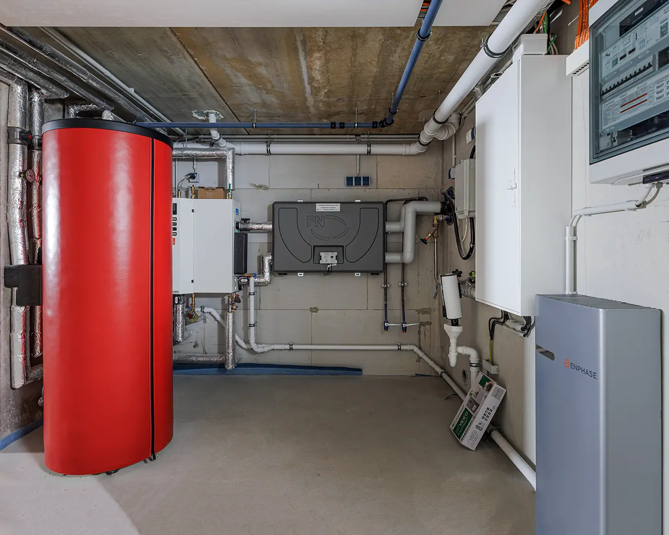 Haus Fotograf für Heizungsinstallationen Die Heizungsanlage des Hauses. Fotografie von Heizungsinstalltionen.