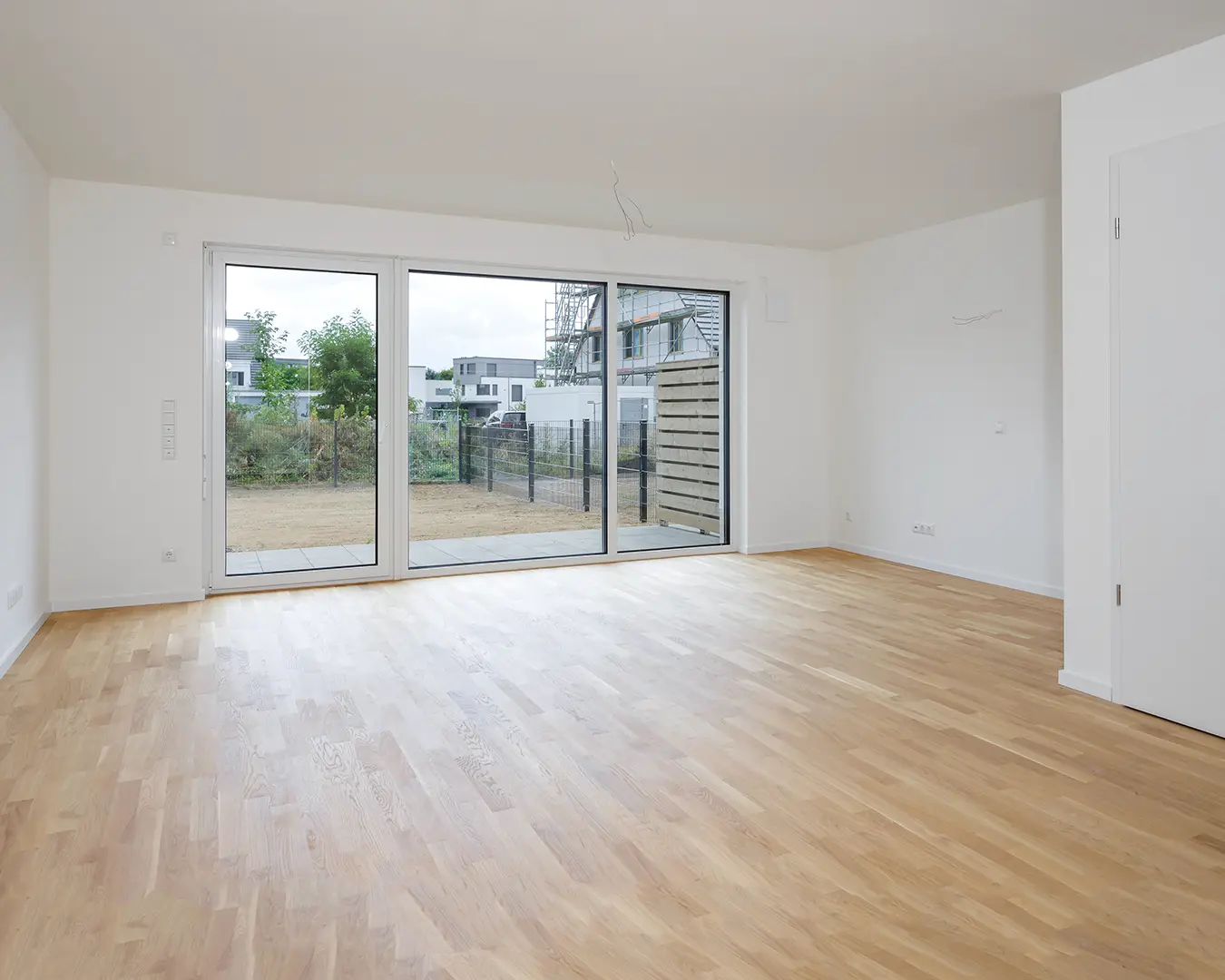 Immobilien Verkauf: Fotografie Das Wohnzimmer des Einfamilienhauses. Fotografie für den Verkauf der Immobilie.