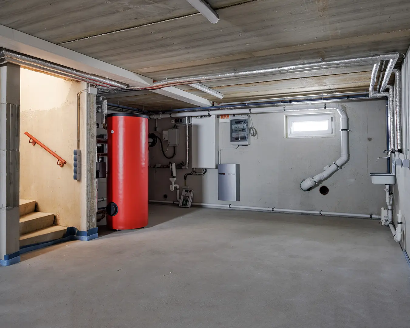 Fotograf für Heizung und Sanitär Die Elektro- und Heizungsinstalltion im Keller des Einfamilienhauses.