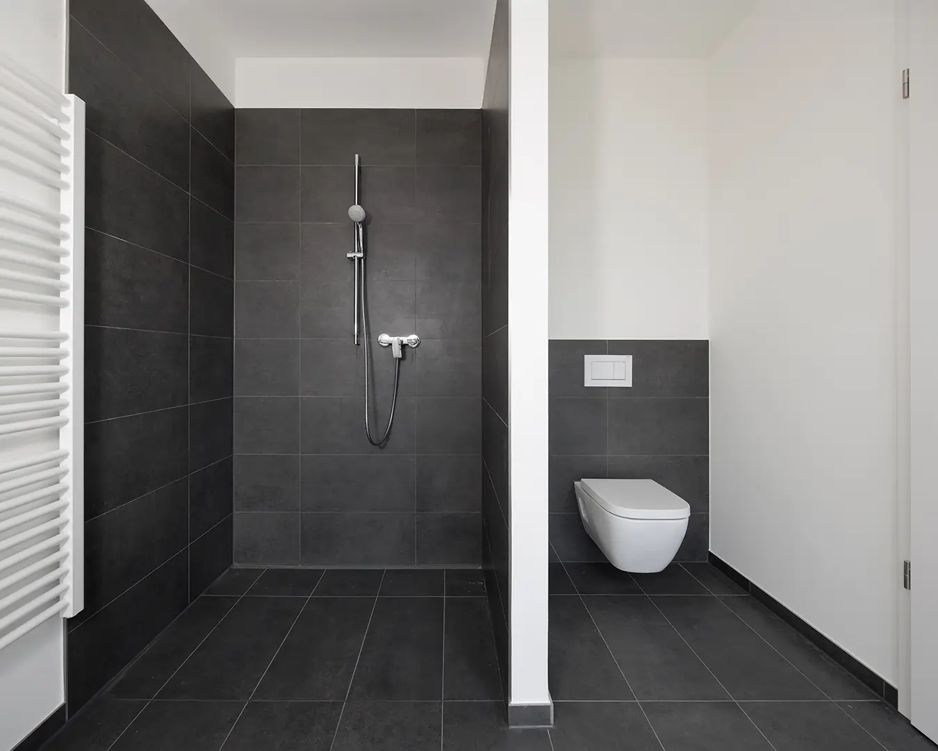 Haus Fotografie für die Übergabe Ein Foto des neuen Badezimmers. Hausfotografie für die Übergabe an den Eigentümer.