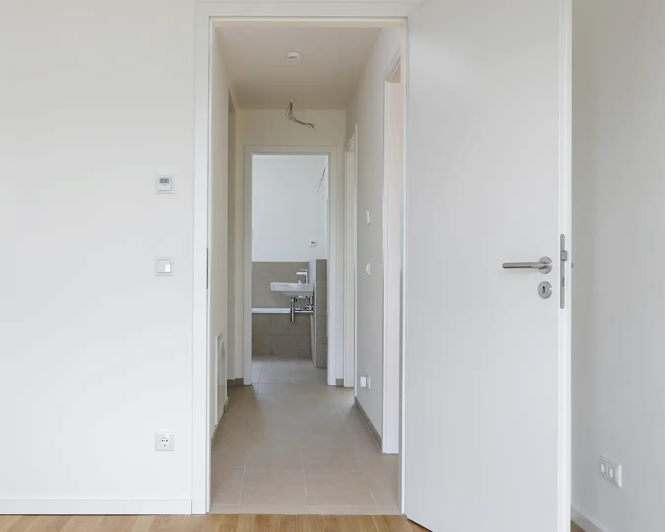 Raum Fotografie für den Verkauf eines Hauses Blick vom Schlafzimmer in den Flur des Hauses: Copyright: Immobilienfotografie Baumbach.