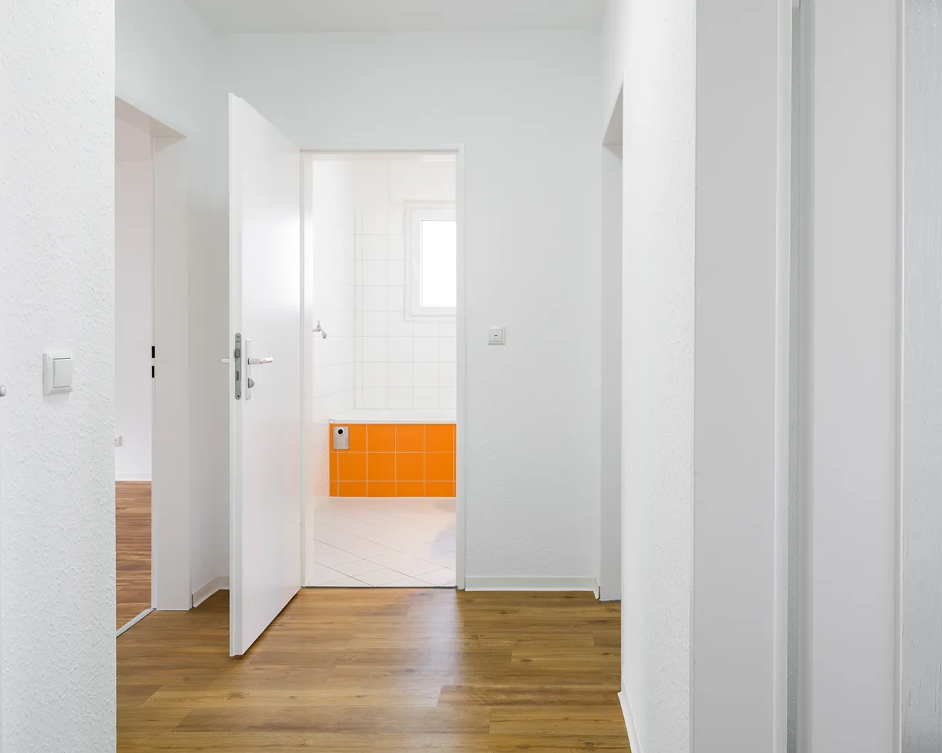 Fotograf für Fotos von Mietwohnungen Der Flur der 3-Zimmer Wohnung. Immobilienfoto des Fotografen für Mietwohnungen.