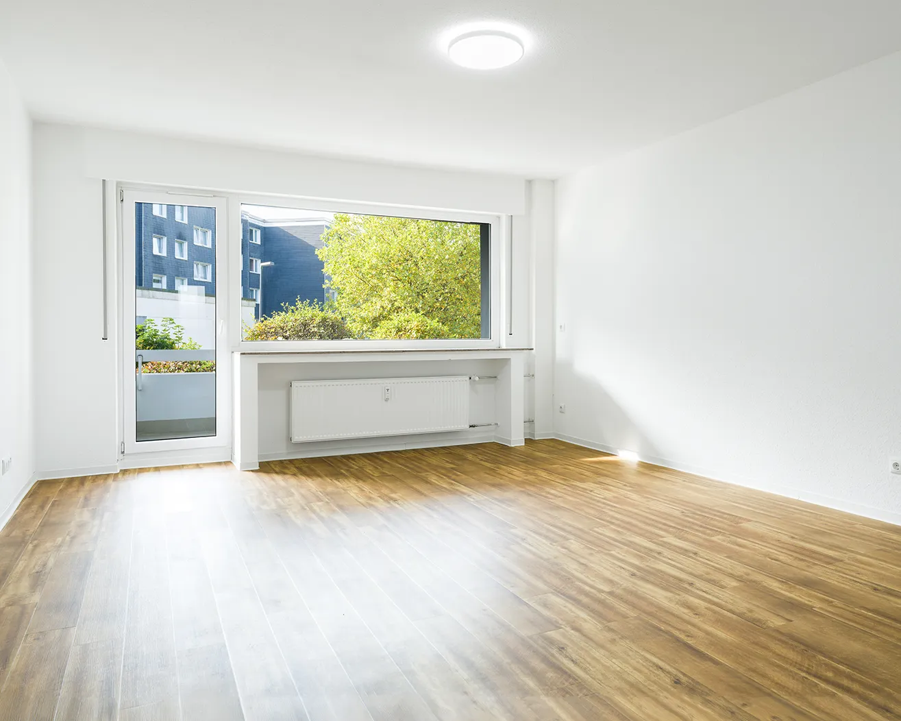 Fotografie einer Mietwohnung Das Wohnzimmer mit angrenzendem Balkon. Fotografie der Mietwohnung in NRW.
