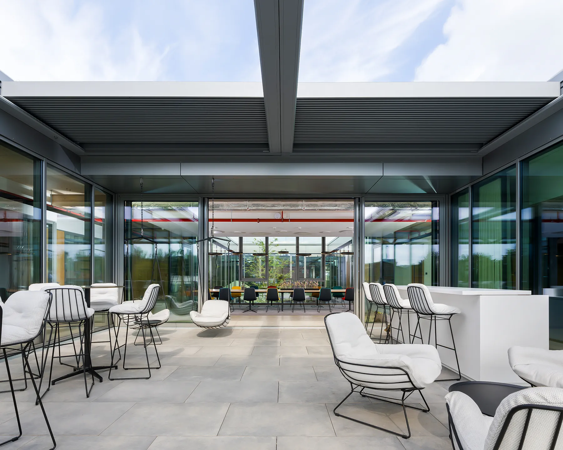 Immobilienfotografie für Unternehmensgebäude Die Dachterrasse im Obergeschoss des Unternehmens. Architekt: Roland Walter. Foto: Immobilien- und Architekturfotografie Baumbach