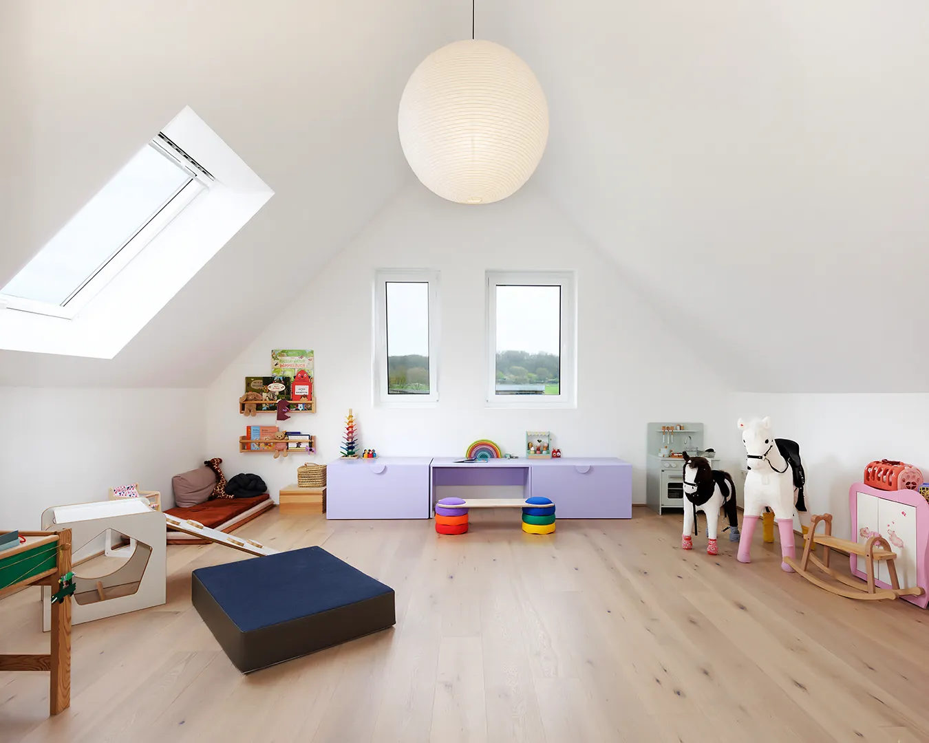 Immobilienfotografie | Foto Dachgeschoss Das Kinderzimmer im Dachgeschoss des Einfamilienhauses. Immobilienfoto: Immobilienfotografie Baumbach.