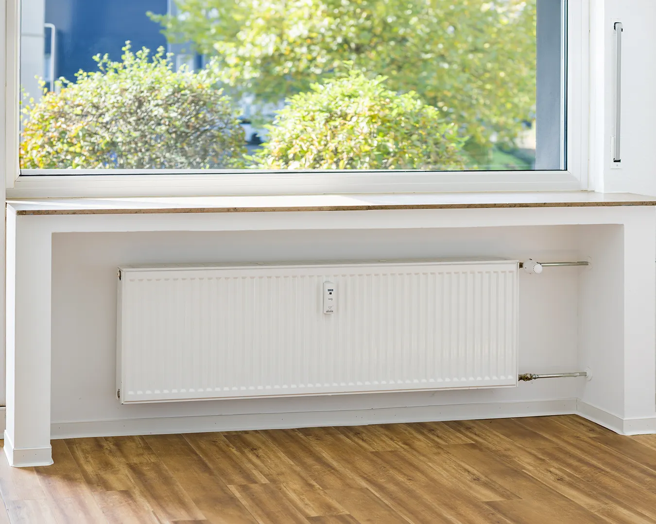 Ihr Immobilienfotograf für Mietwohnungen in Köln/Bonn Der Heizkörper im Wohnzimmer der Mietwohnung.