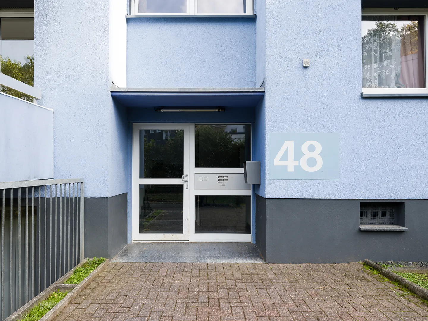 Immobilienfotograf für Mietshäuser Der Haupteingang des Mietshauses. Foto: Immobilienfotograf Dirk Baumbach.