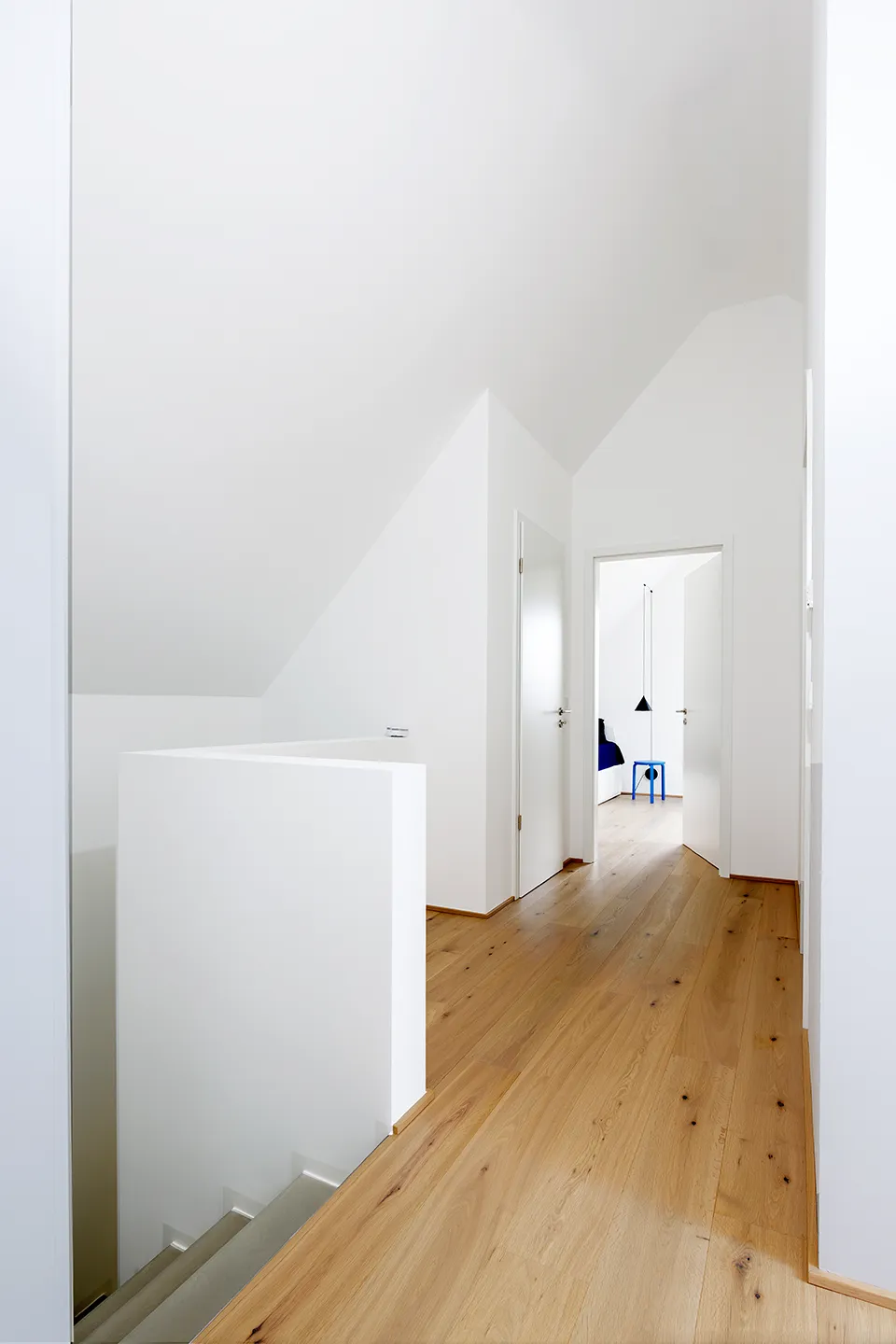Immobilienfotografie | Wohnhaus Das Obergeschoss mit hohen Räumen, Treppe und Zugang zur Dachwohnung.